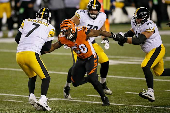 Bengals edge rusher Carl Lawson